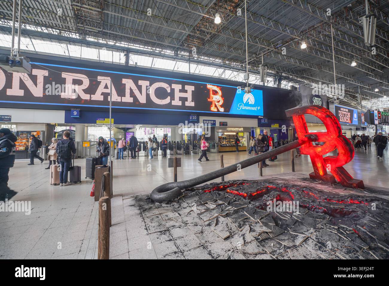 15. Mai 2026 Paramount Plus fördert die Dutton Ranch in Waterloo Station mit Branding Iron und Rissbodeninstallation Stockfoto