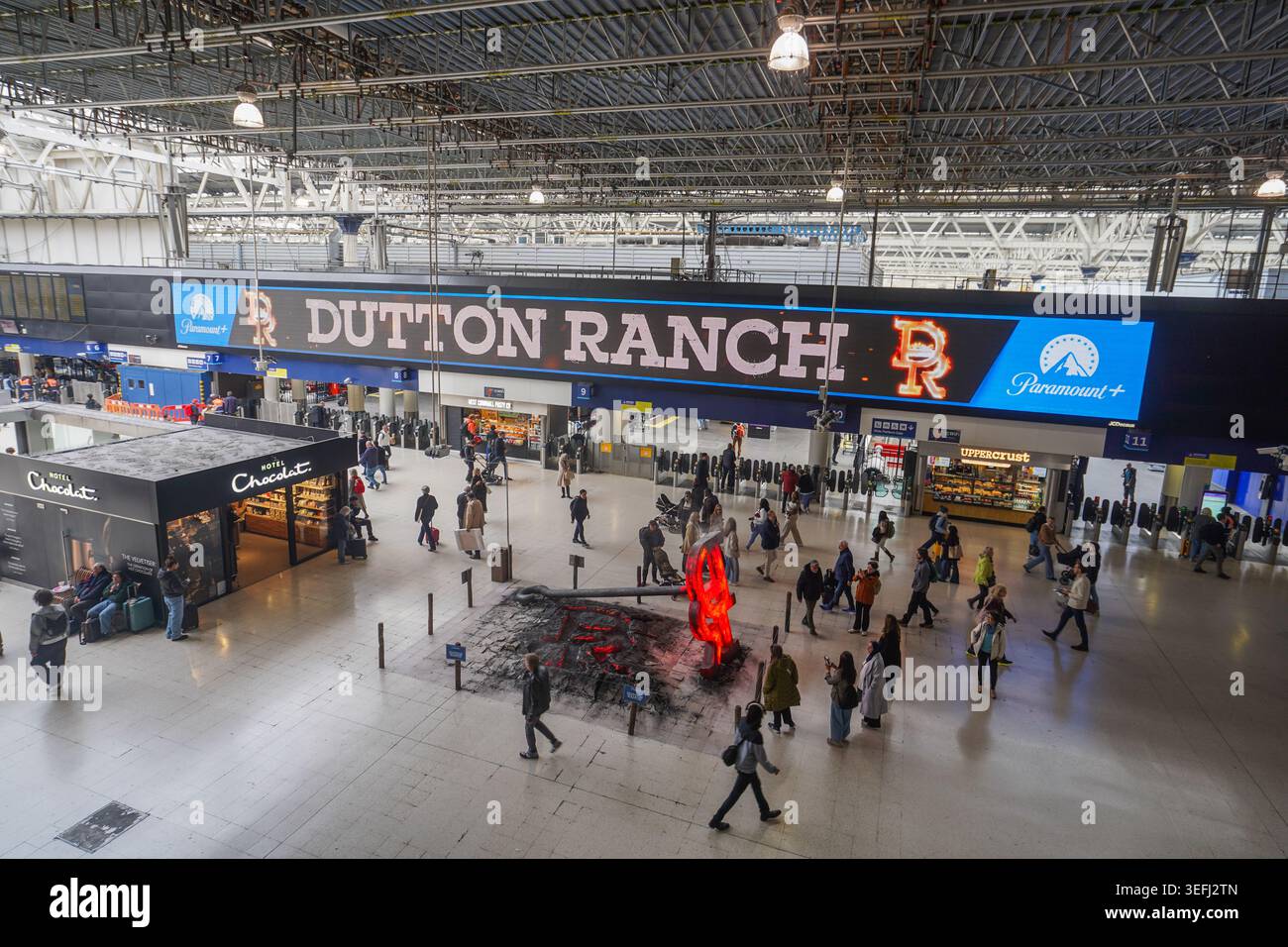 15. Mai 2026 Paramount Plus fördert die Dutton Ranch in Waterloo Station mit Branding Iron und Rissbodeninstallation Stockfoto