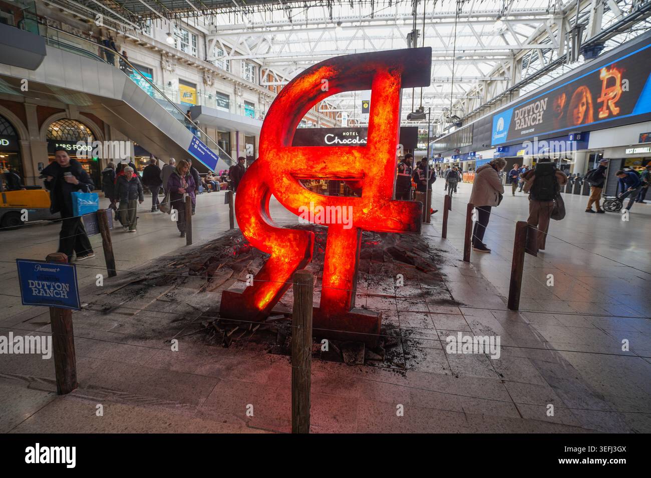 15. Mai 2026 Paramount Plus fördert die Dutton Ranch in Waterloo Station mit Branding Iron und Rissbodeninstallation Stockfoto