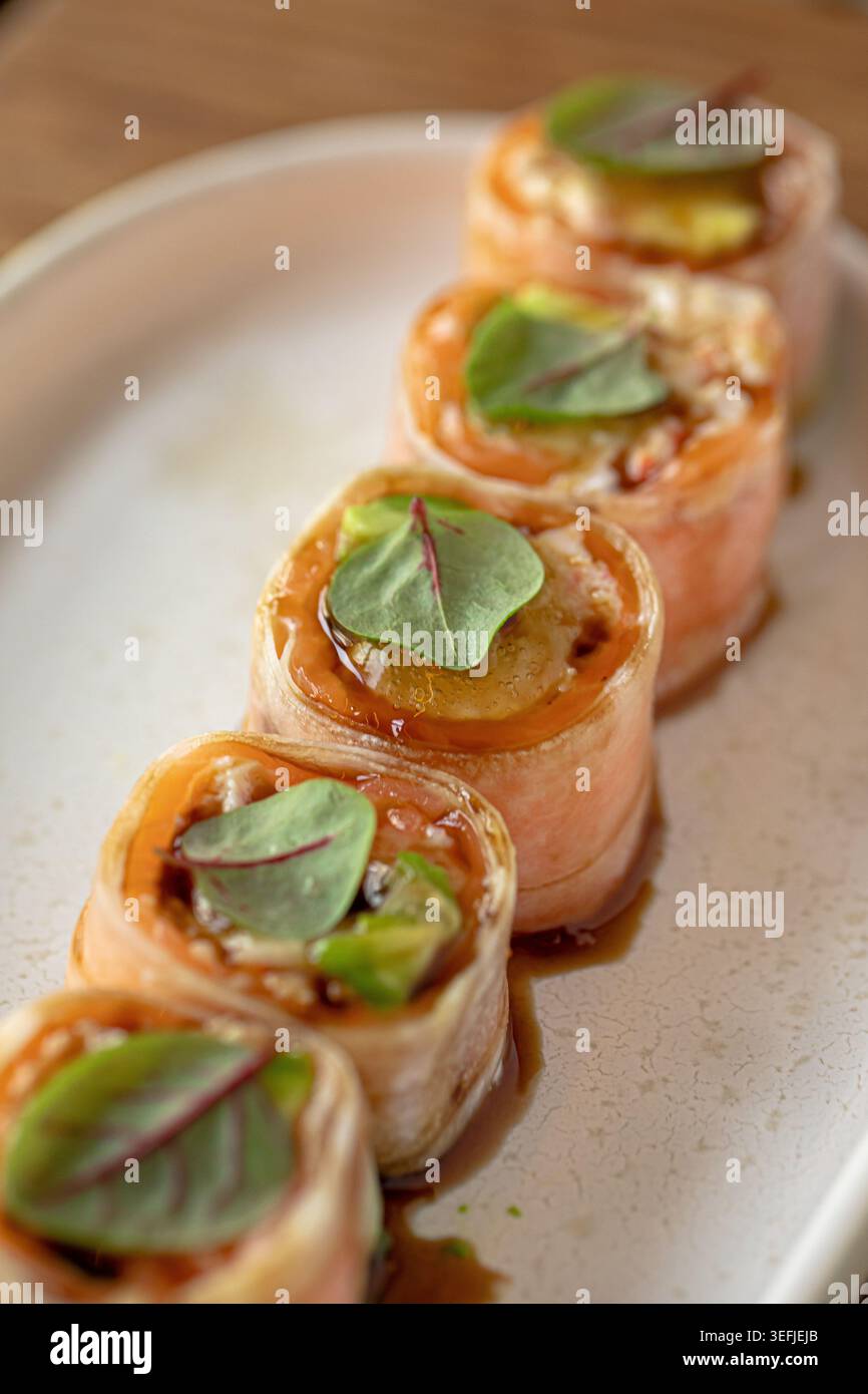 Lachs-Sushi-Brötchen mit frischem Mikrogrün Stockfoto