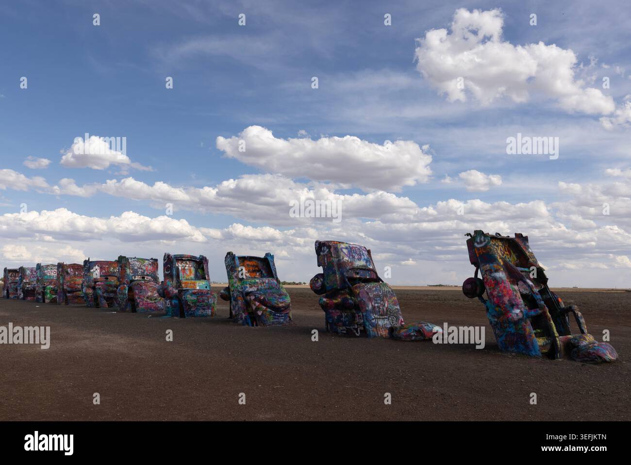 Cadillac Ranch ist eine öffentliche Kunstinstallation auf der Route 66 in Amarillo Texas Stockfoto