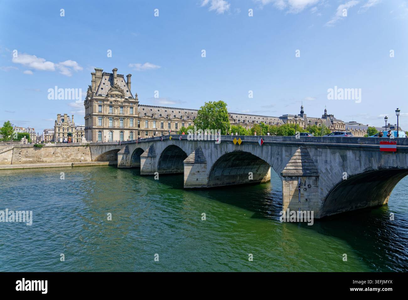 Paris, Frankreich. 5. August 2025: Eine klassische Steinbrücke überspannt die seine in der Nähe von historischen Gebäuden am Wasser und Sehenswürdigkeiten. Stockfoto