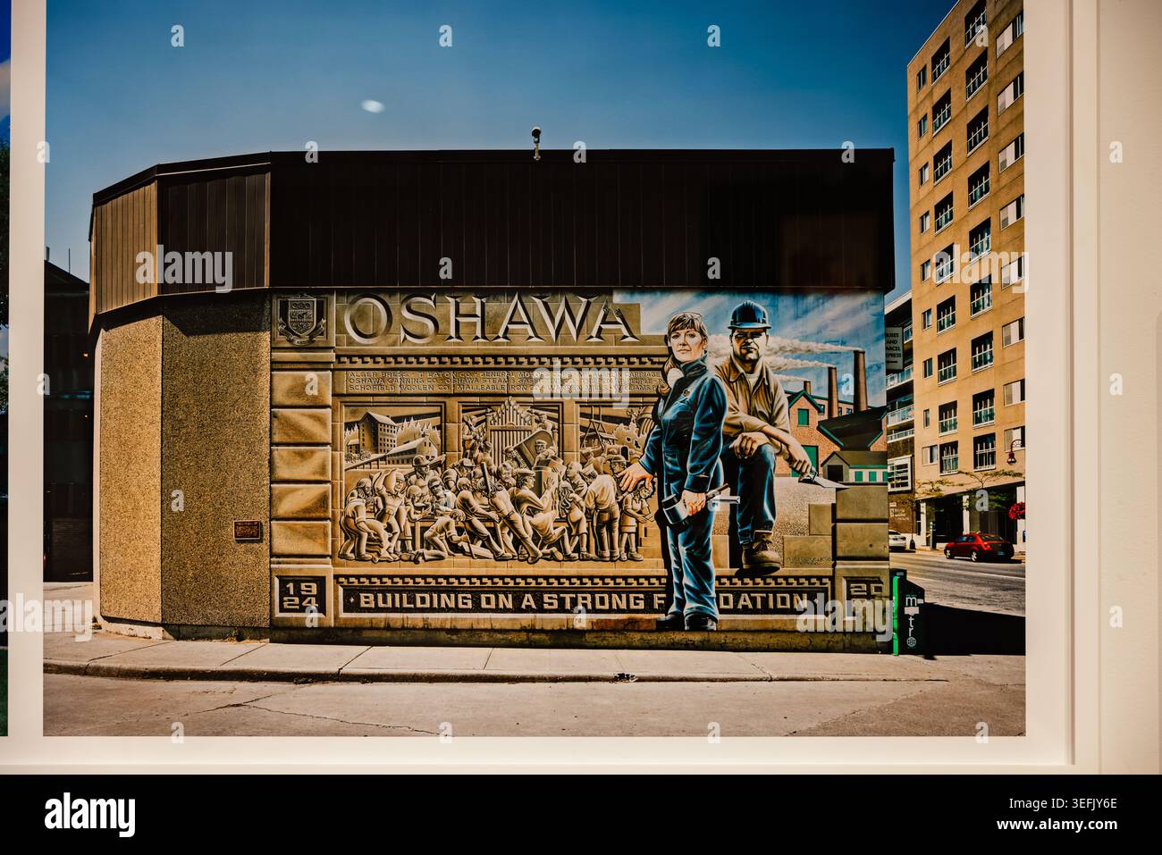 Oshawa Labour-Heritage-Fototapete mit Bildern von Industriearbeitern, öffentliche Kunst zur Feier des Arbeitserbes, bürgerliche Identität, industriegeschichtliches Storytel Stockfoto