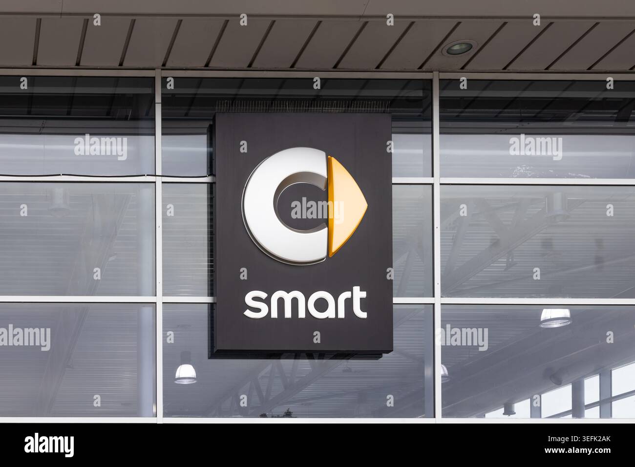 Firmenschilder des Smart Car-Händlers an einem Fenster. London, UK, 3. Juli 2024 Stockfoto