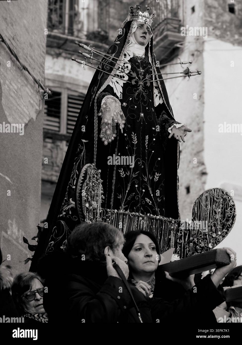 Schwarz-weiß-Bild der Statue unserer Lieben Frau von Leid, getragen während der katholischen Karwoche Prozession in der historischen europäischen Straße Stockfoto