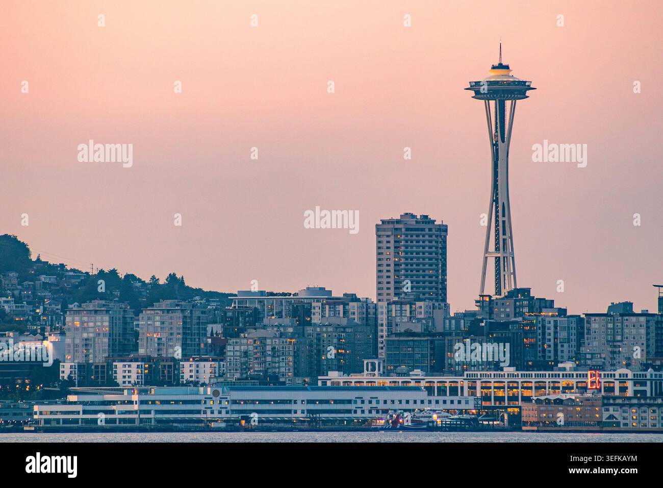Die Skyline von Seattle mit der Space Needle am Wasser bei Sonnenuntergang, der berühmte Blick auf Seattle Washington in der Abenddämmerung Stockfoto