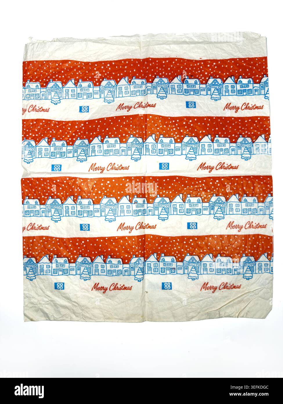 Vintage Co-op UK Supermarkt Papier Tragetasche mit festlichem Merry Christmas schneebedeckten Dorf Druck auf weißem Hintergrund Stockfoto