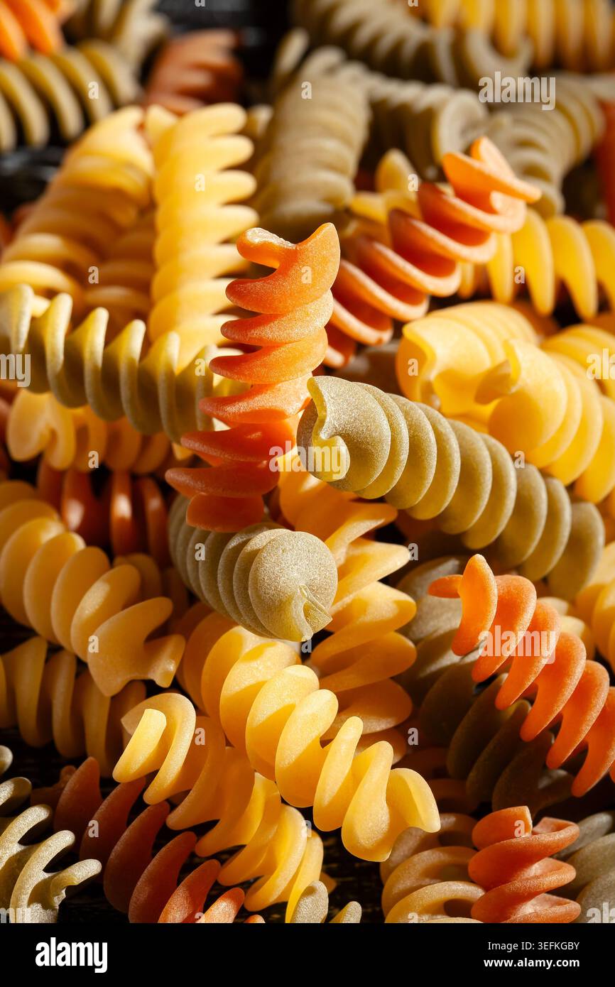 dreifarbige Pasta-Makrodetails in Großansicht Stockfoto