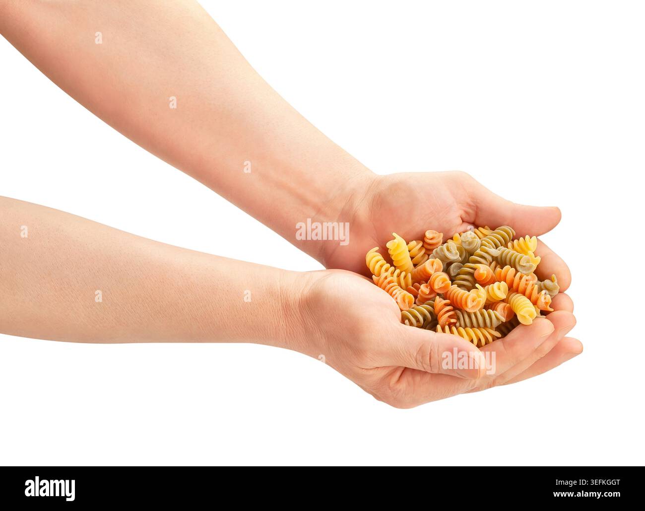 dreifarbige Pasta im Handweg isoliert auf weiß Stockfoto