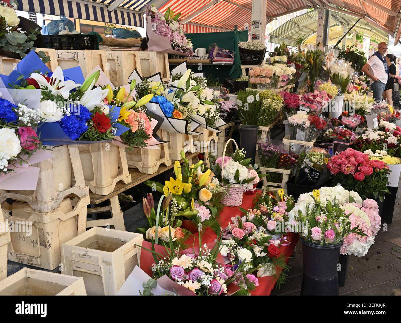 Blumen in Arrangements zum Verkauf am Marktstand während des berühmten Blumenmarktes in Nizza, Frankreich Stockfoto