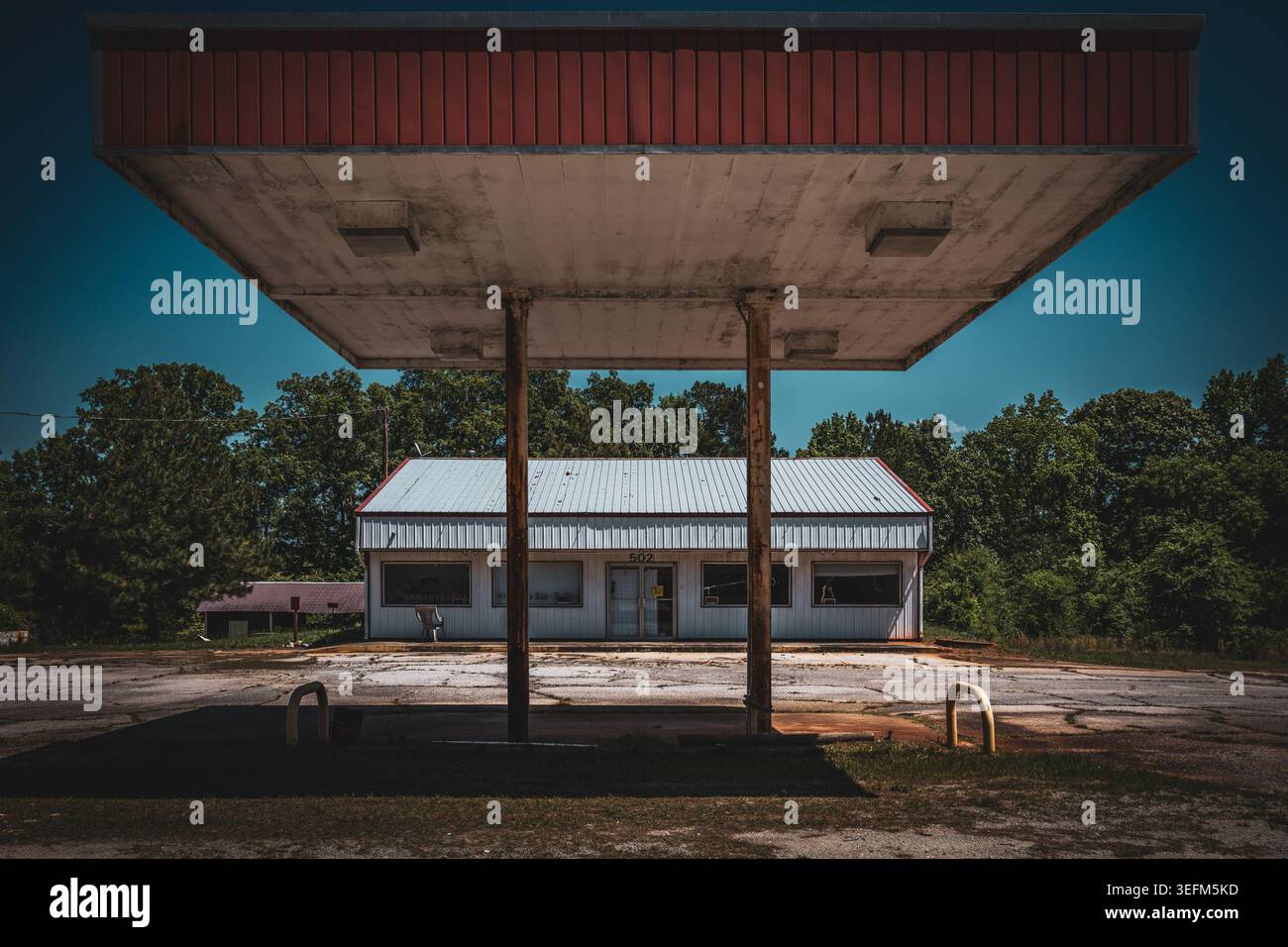 Canopy and Building einer verlassenen Vintage-Tankstelle – Rural America Urban Decay Stockfoto