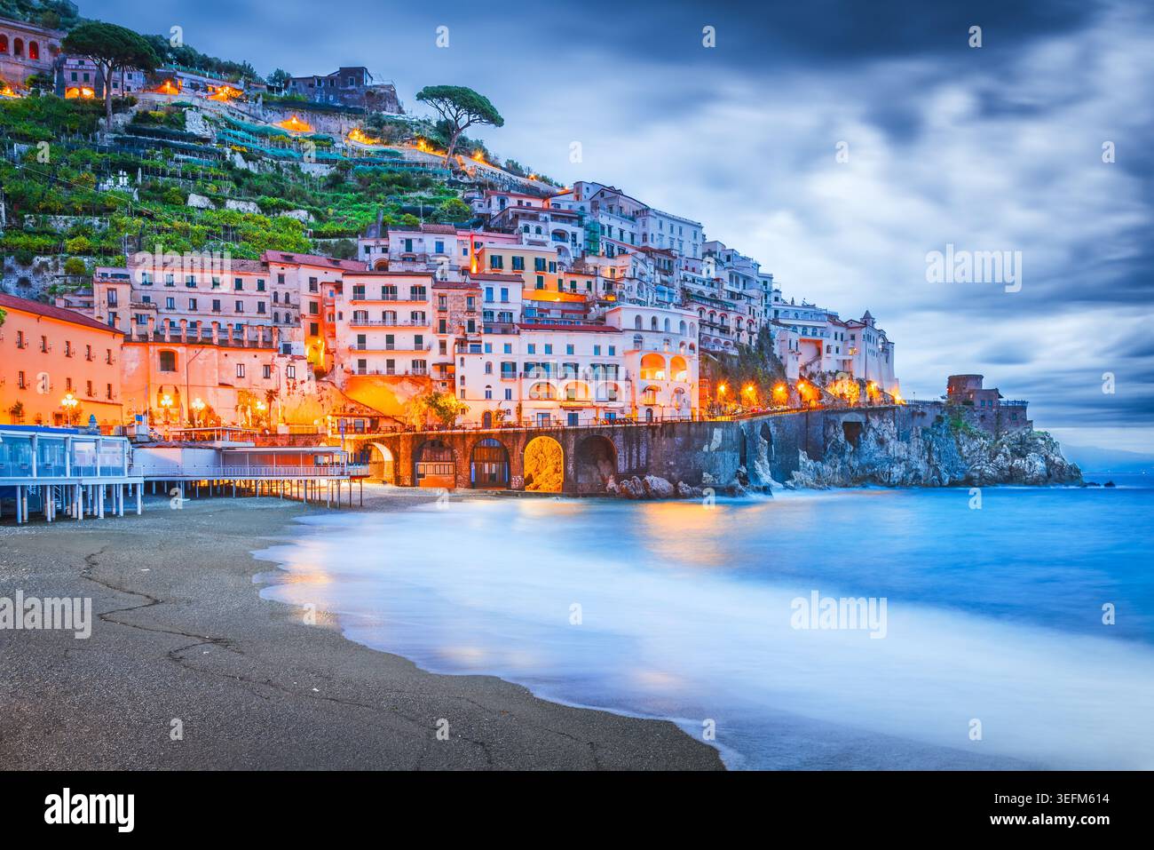 Amalfi, Italien. Stürmische Landschaft von Costa Amalfitana, lange Exposition in der Dämmerung. Stockfoto