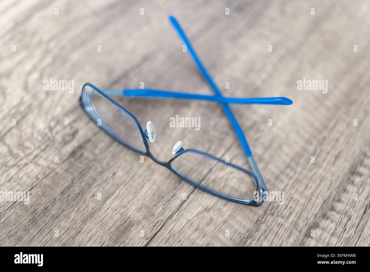 Lesebrille auf Holztisch. Stockfoto
