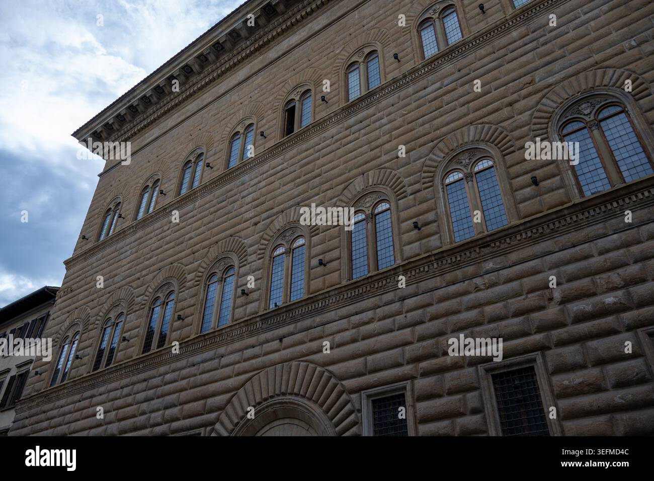 Blick nach oben auf die rustikale Steinfassade und die bogenförmigen Fenster des Palazzo Medici Riccardi in Florenz, Toskana, Italien. Stockfoto