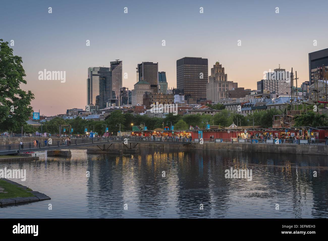 Alter Hafen von Montreal (Vieux Port) mit Downtown Skyline bei Sonnenuntergang - Montreal, Quebec, Kanada Stockfoto
