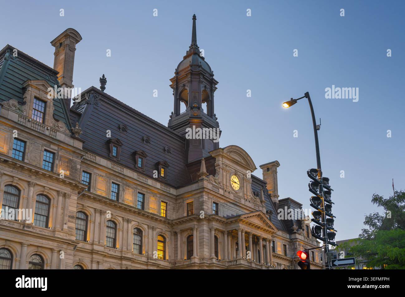 Beleuchtetes Rathaus von Montreal (Hotel de Ville) in der Abenddämmerung - Montreal, Quebec, Kanada Stockfoto