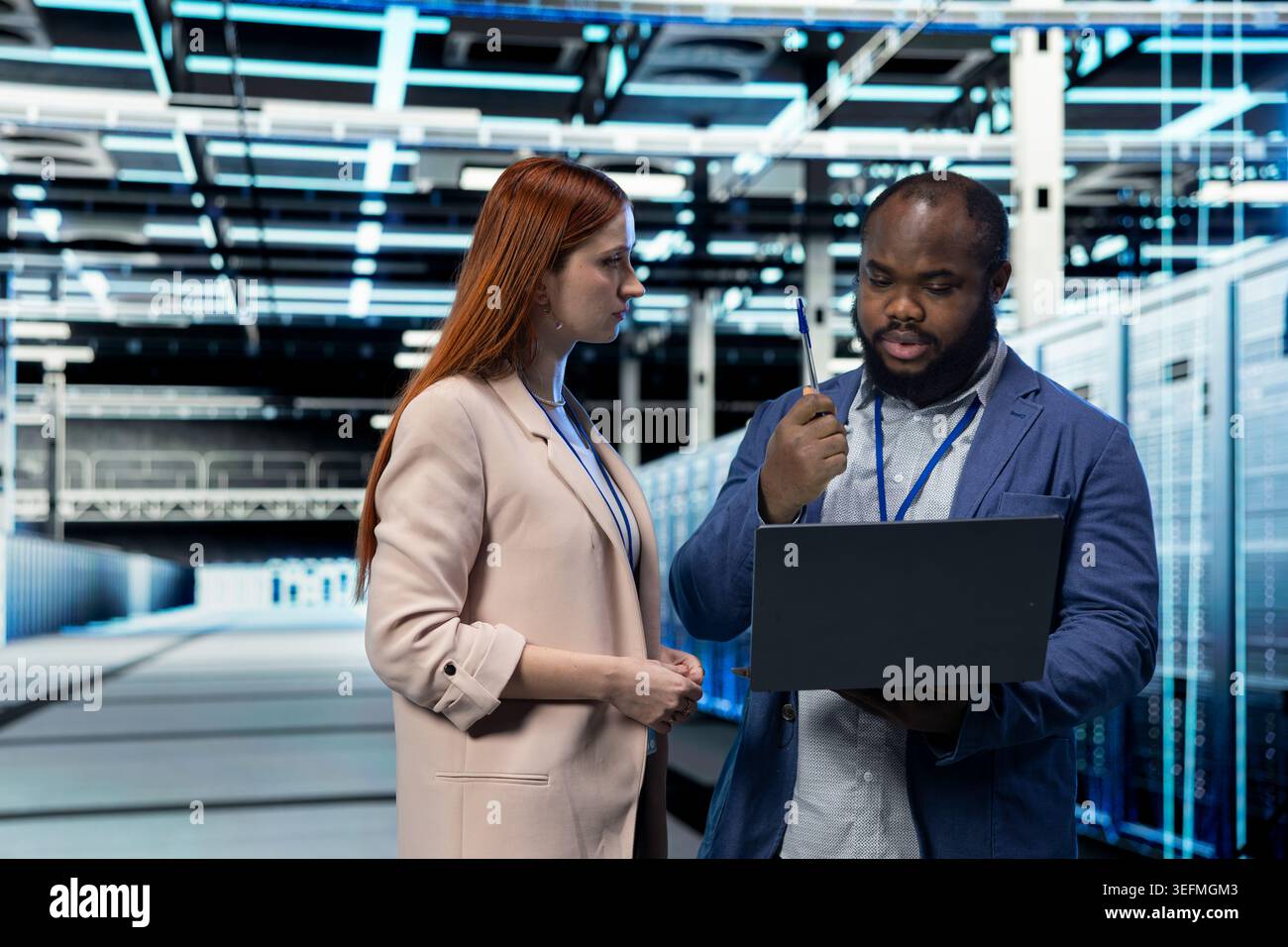 Data Center Engineering Team, das Schutz vor Netzwerkbedrohungen bereitstellt, arbeitet zusammen. Server-Farm Cybersicherheit Abteilung IT-Mitarbeiter Kollegen prüfen Systeme auf Computerfehler Stockfoto