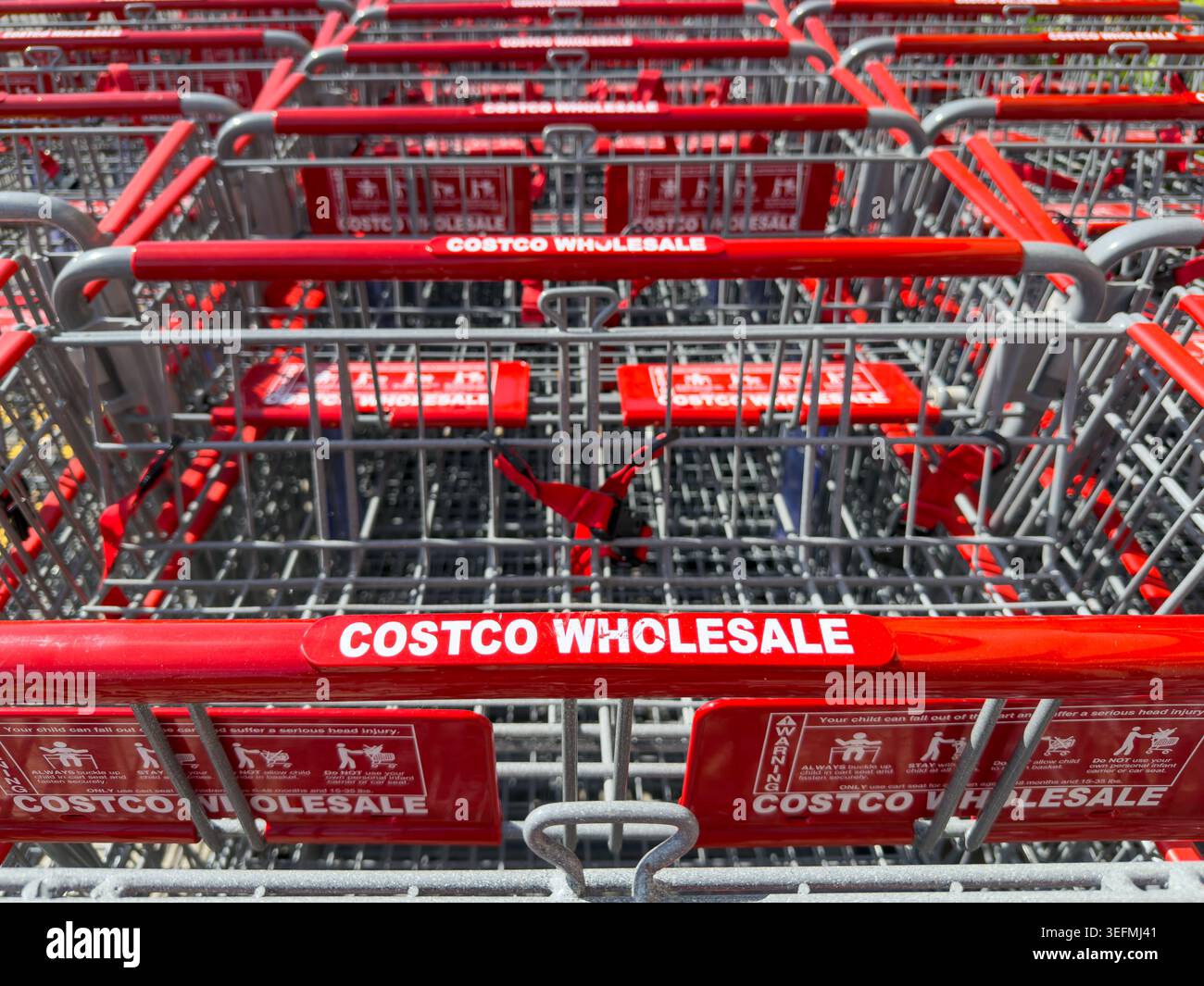 Redmond, WA, USA - 12. Mai 2026; Einkaufswagen für den Großhandel von Costco in der Nähe gestapelt Stockfoto