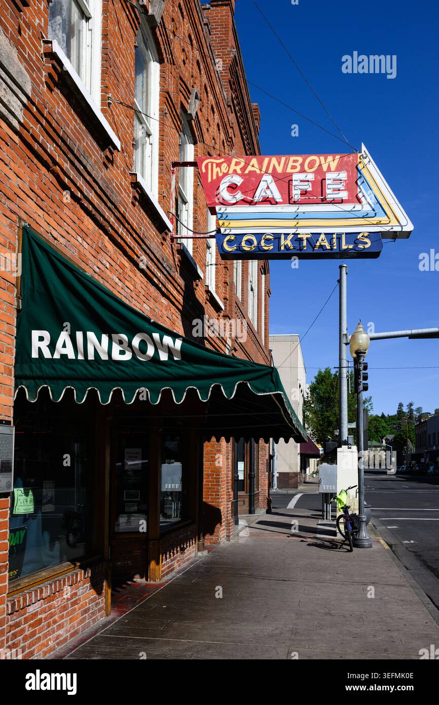 Pendleton, OR, USA - 1. Mai 2026; Außenansicht mit Beschilderung zum Rainbow Cafe in Pendleton, einer der ältesten Bars in Oregon Stockfoto