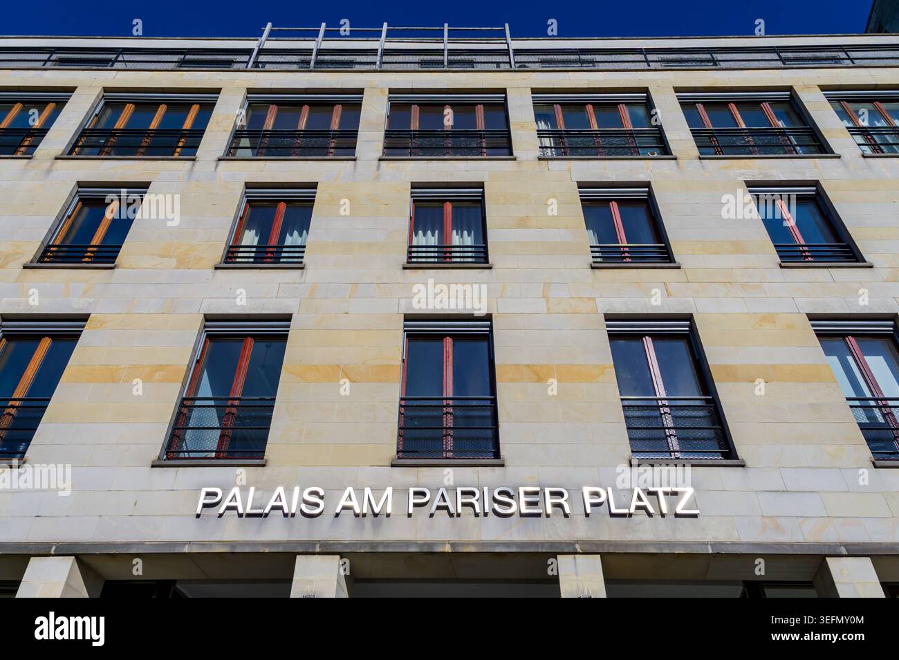 Blick nach oben auf die Fassade des Palais am Pariser Platz in der Nähe des Brandenburger Tors in Berlin Mitte, Deutschland. Stockfoto