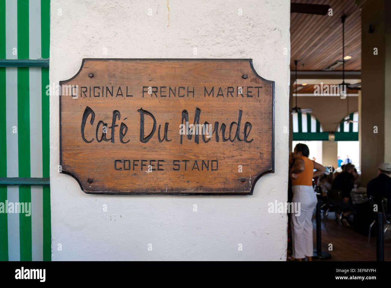 Die Beschilderung zum Cafe du Monde auf dem französischen Markt, New Orleans, Louisiana, USA. Stockfoto