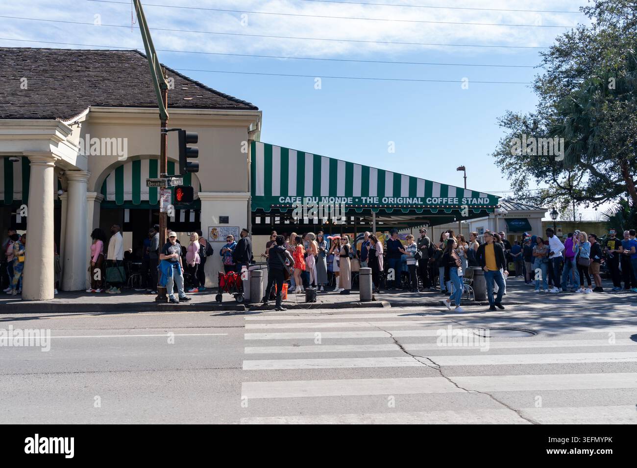 Leute stehen im berühmten Cafe du Monde auf dem französischen Markt in New Orleans, Louisiana, USA. Stockfoto