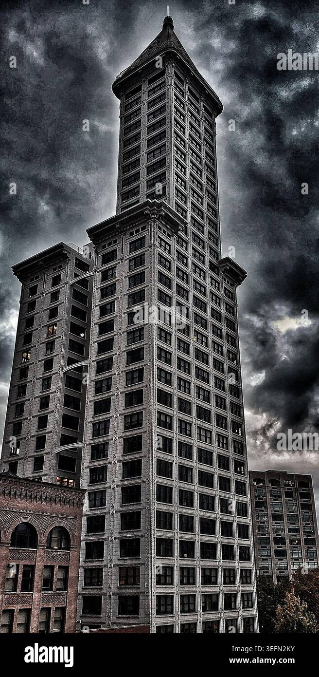 Gotische Majestät des Smith Tower unter stürmischem Himmel Stockfoto