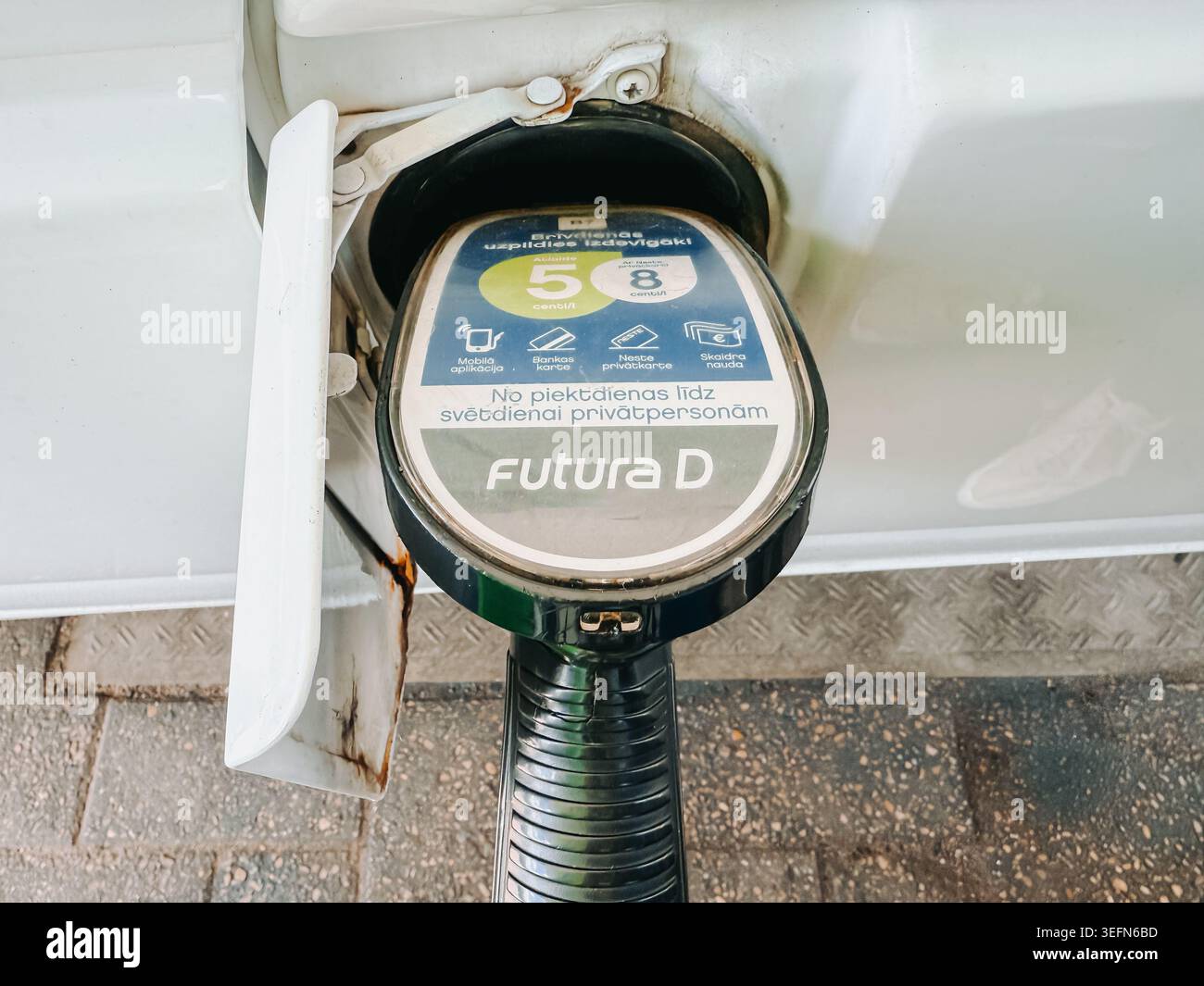 Riga, Lettland - 13. Mai 2026: Nahaufnahme einer Dieseldüse, die in einen Fahrzeugtank an einer Tankstelle eingesetzt wurde. Detailliertes Transport- und Energiekonzept Stockfoto