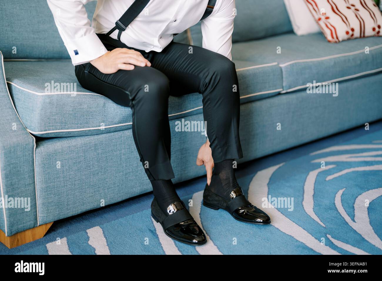 Gentleman bereitet sich auf die Veranstaltung vor. Verstellbare Männerschuhe in eleganter Raumgestaltung Stockfoto