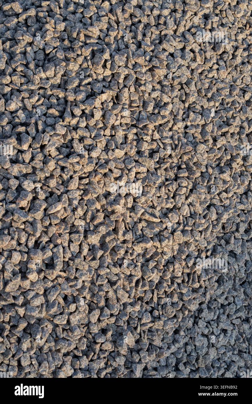 Detaillierter Kieshintergrund mit zerquetschtem Steinmaterial, das im Bau- und Straßenbau verwendet wird. Stockfoto