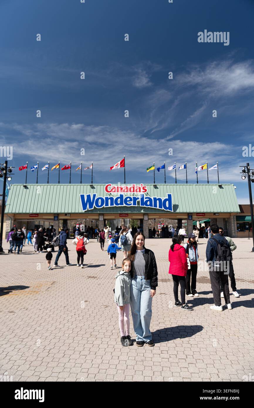 Vaughan, Kanada - 26. April 2026: Besucher gehen zum Canadas Wonderland plaza Stockfoto