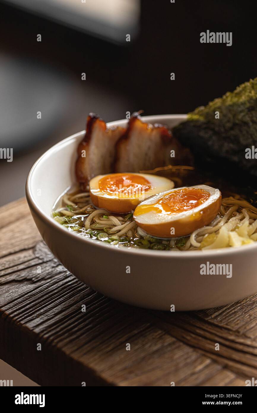 Traditionelle Ramen-Suppe mit weich gekochtem Ei Stockfoto