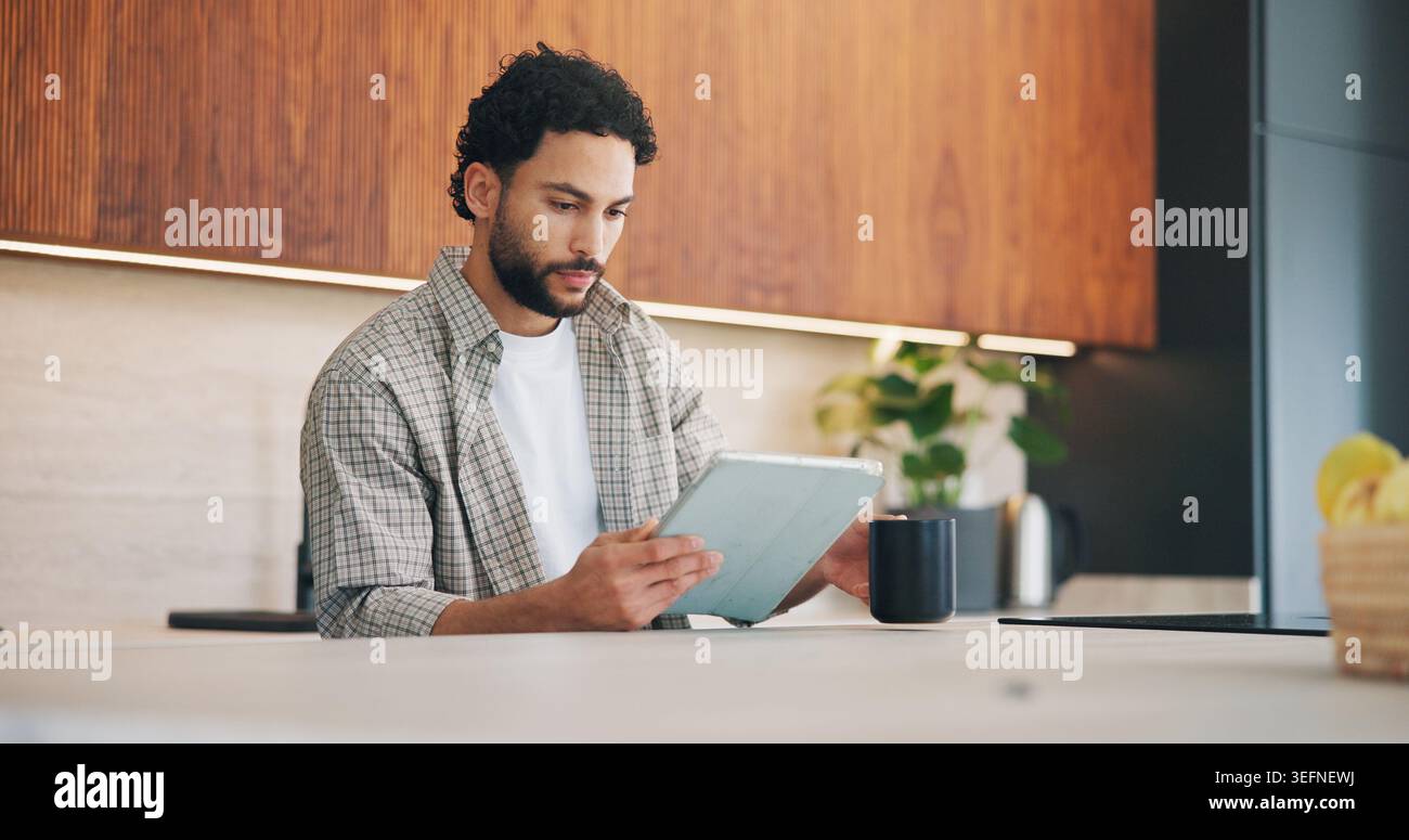 Remote-Arbeit, Tablet oder Mann zu Hause mit Kaffee, Kommunikation mit Verlagen oder neuartige Rezensionen in der Küche. WFH, Techniker oder Autor mit warmem Getränk, Manuskript Stockfoto