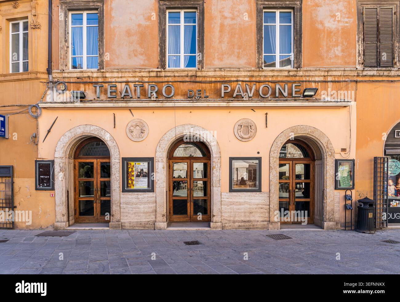 Fassade des Teatro del Pavone, historisches Theater, das 1717 gegründet wurde, an der Piazza della Repubblica, am Corso Vannucci, in Perugia, Umbrien, Italien. Stockfoto