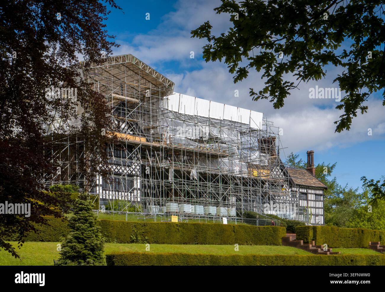 Großbritannien, England, Cheshire, Stockport, Bramhall, Bramall Hall, Dach wird restauriert Stockfoto