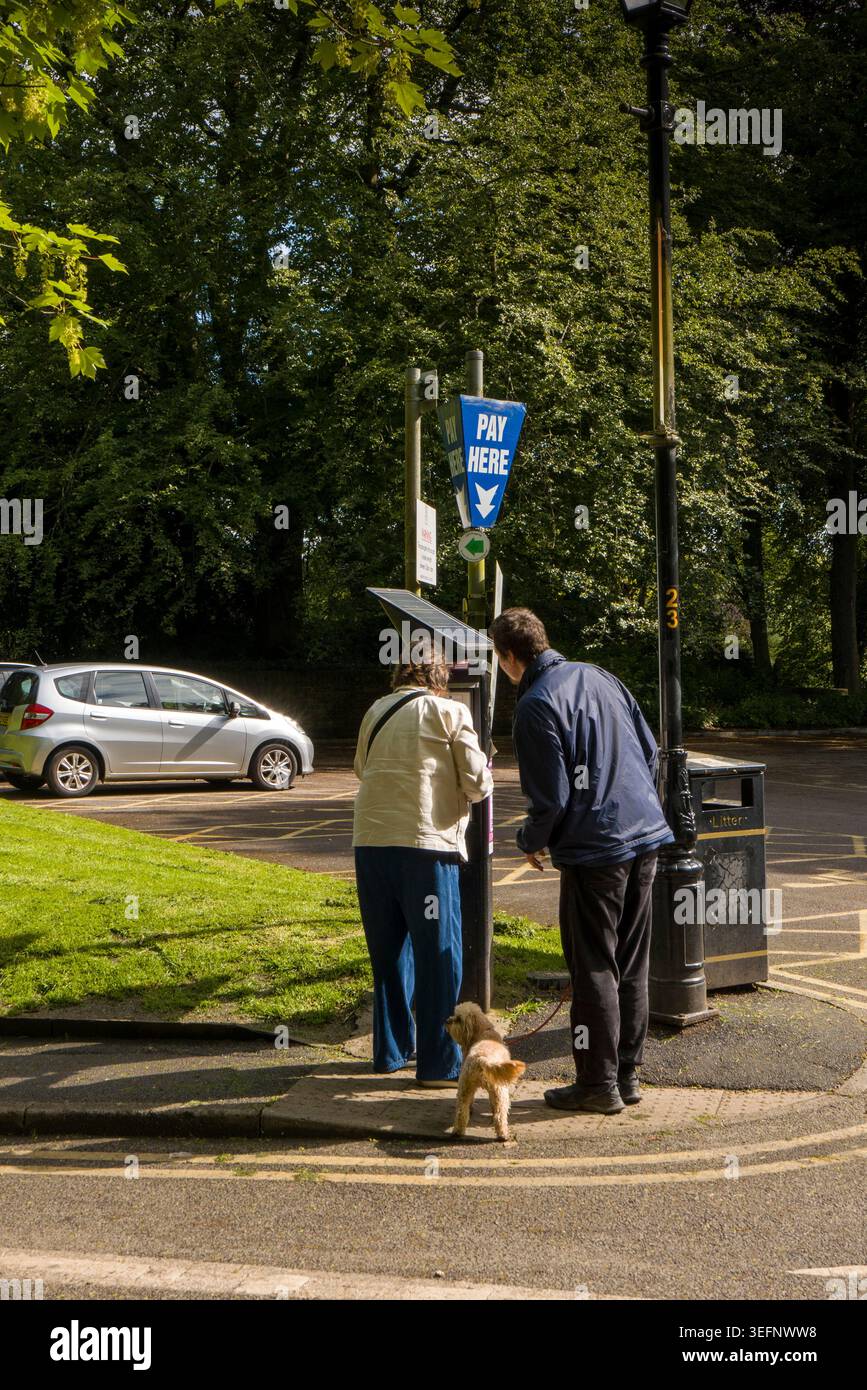 Großbritannien, England, Cheshire, Stockport, Bramhall, Parkplatz Bramall Hall, Fahrer kaufen Parkschein am Automaten Stockfoto