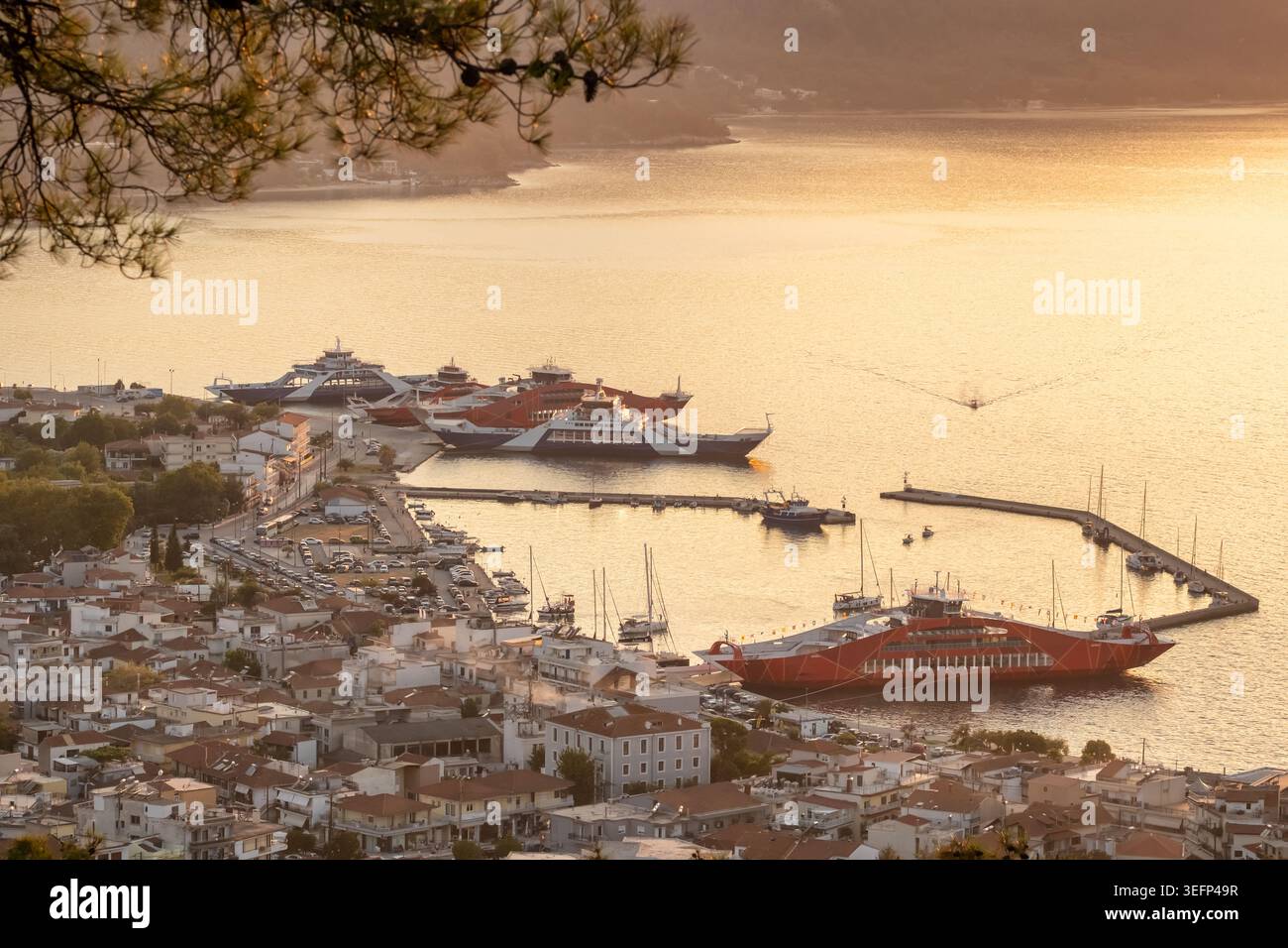 Thasos Town Waterfront mit roter Fähre und Berggrund Stockfoto
