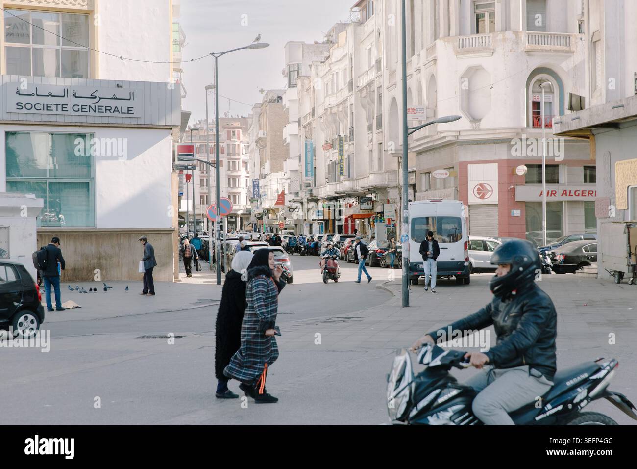 Straßenleben im Stadtzentrum von Casablanca vor einer geschlossenen Air Algerie-Zweigstelle (H9WM+FG2, Rue Allal Ben Abdellah, Casablanca 20250, Marokko). Stockfoto