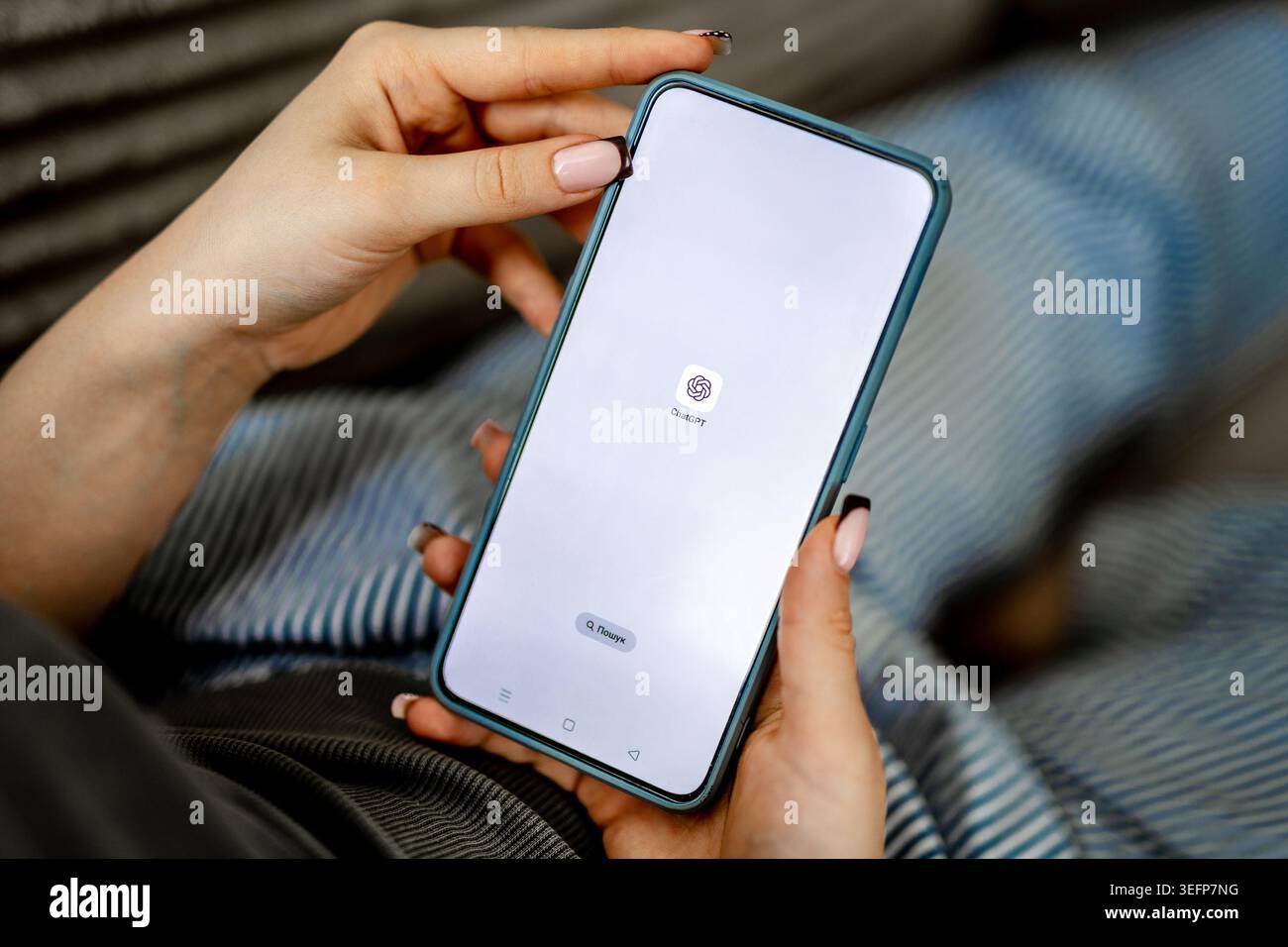 GNIEZNO, POLEN – 06. Mai 2026: Frauenhände halten Telefon mit GPT-Chat-Symbol auf dem Bildschirm Stockfoto