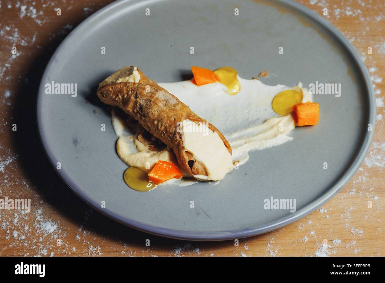 Delikate Präsentation von Brot und Gemüse auf einer grauen Platte Stockfoto