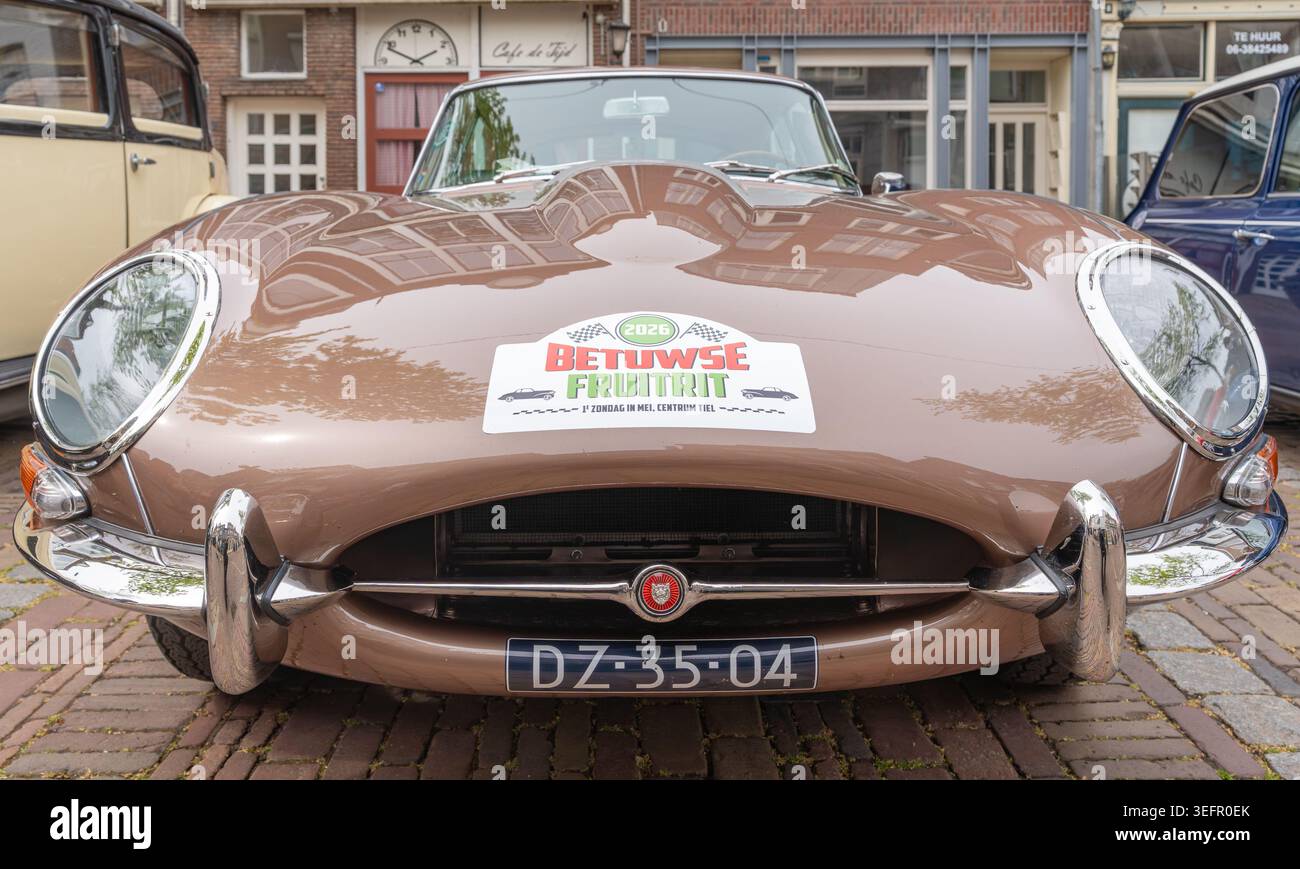 Tiel, Niederlande, 03.05.2026, britischer klassischer Sportwagen Jaguar E-Type Serie 1 ab 1963, Vorderansicht bei Betuwse Fruitrit Stockfoto