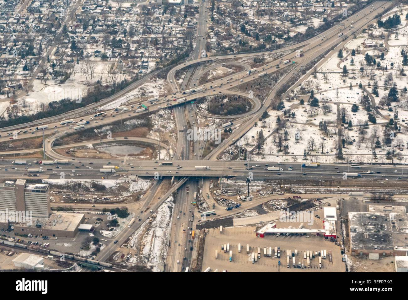 Aus der Vogelperspektive eines Autobahnkreuzes in der Nähe von Melrose Park und Hillside, Illinois. Die Abbildung zeigt die komplexe Struktur der Interstate 294. Stockfoto