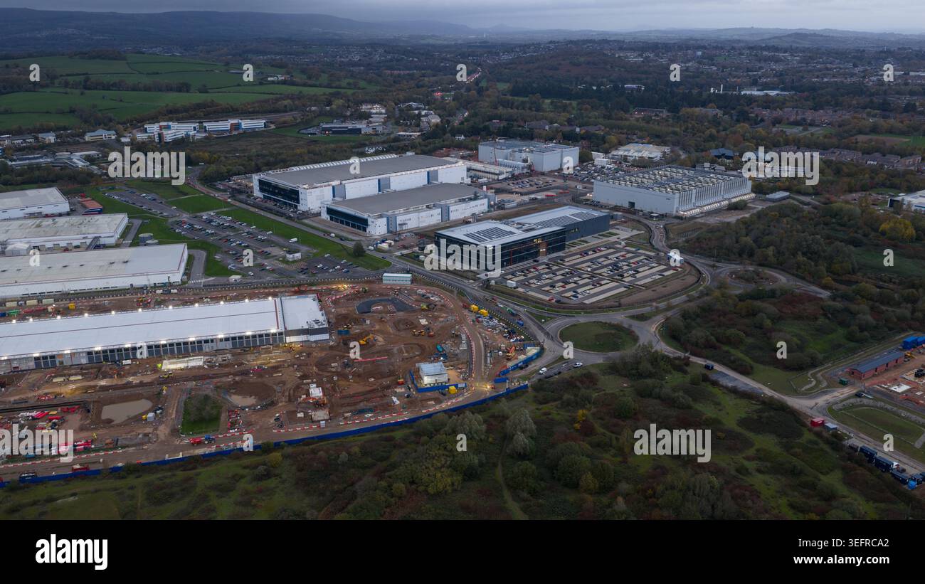 Rechenzentrum in Cardiff Wales, Luftaufnahme bei Sonnenuntergang. Stockfoto