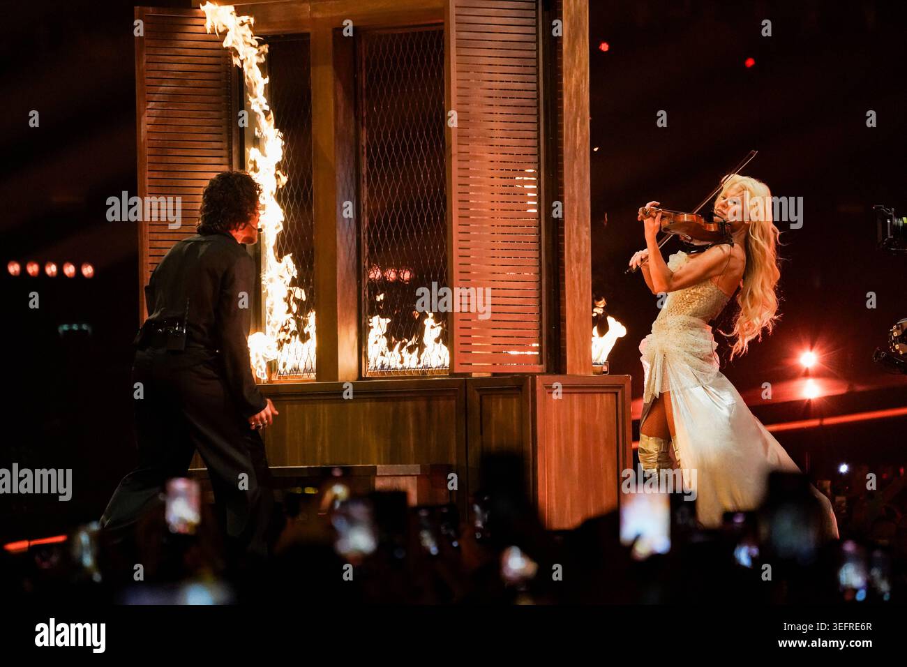 16.05.2026 - Europa, Österreich, Wien: 70. Eurovision Song Contest 2026 in der Wiener Stadthalle - Grand Final Dress Probe 3 Linda Lampenius x Pete Parkkonen mit dem Song Liekinheitin für Finnland *** 16 05 2026 Europa, Österreich, Wien 70 Eurovision Song Contest 2026 in der Wiener Stadthalle Grand Final Dress Probe 3 Linda Lampenius x Pete Parkkonen mit dem Song Liekinheitin für Finnland Copyright: XLUKAxKOLANOVICx Stockfoto