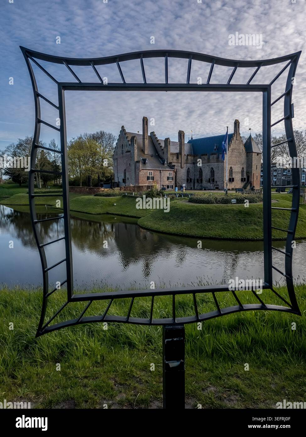 Eine kreative Fotografie von Kasteel Radboud in Medemblik, Nordholland, Niederlande, auf der die Burg und ihr Burggraben durch eine dekorative Wr Stockfoto