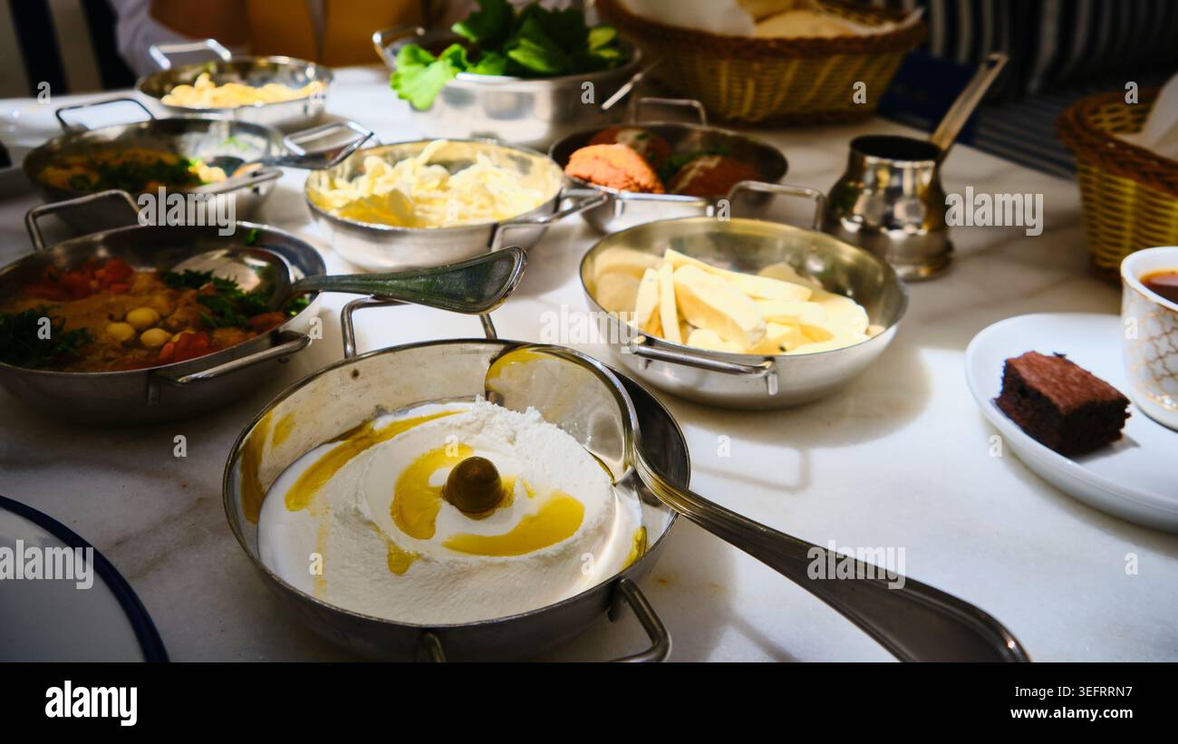 Traditioneller Frühstückstisch aus dem Nahen Osten Stockfoto