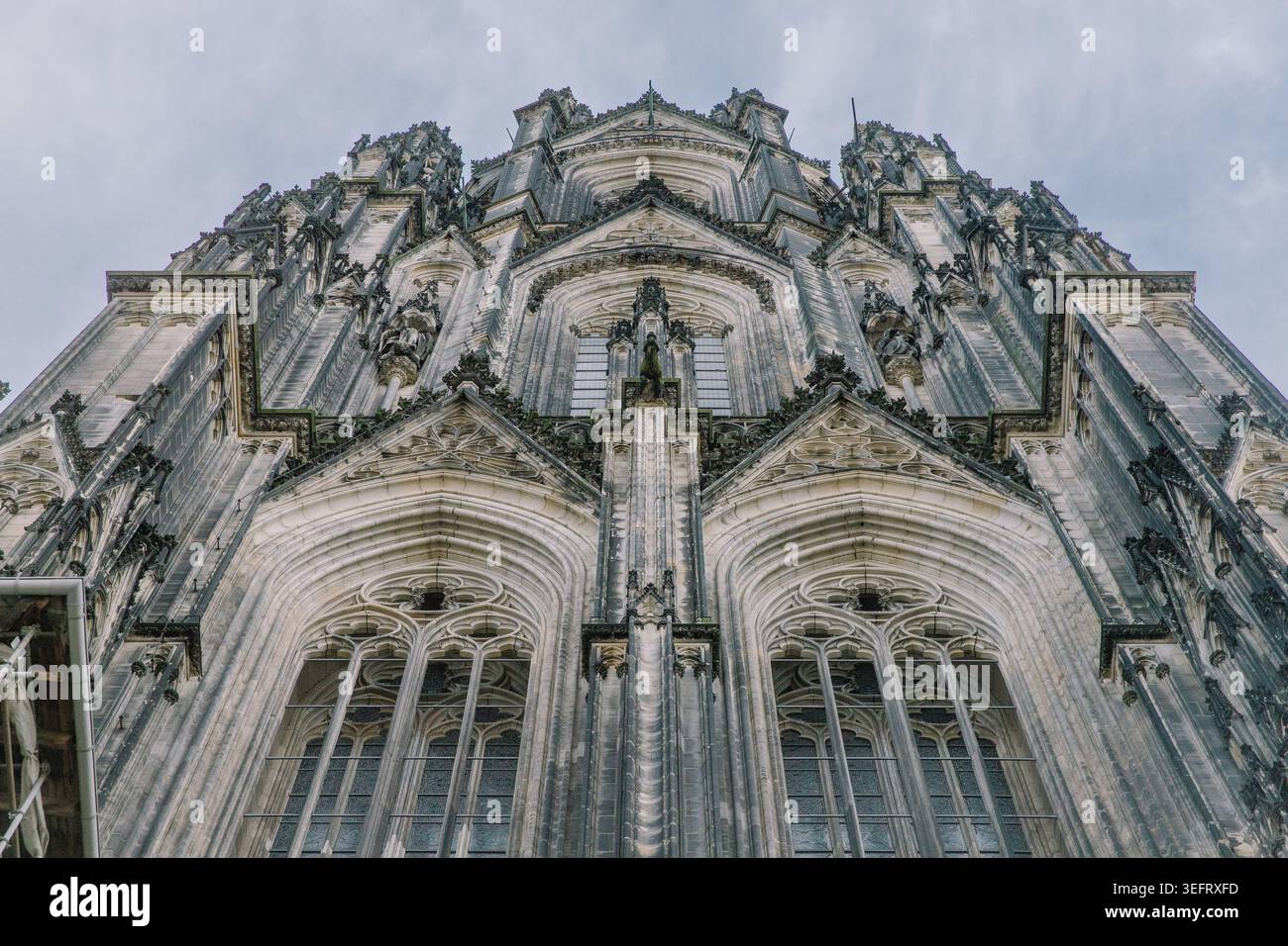 Der Blick auf die opulente Außenfassade des Kölner Doms in der westdeutschen Stadt erhebt sich im Sommer in Richtung blauer Himmel. Stockfoto