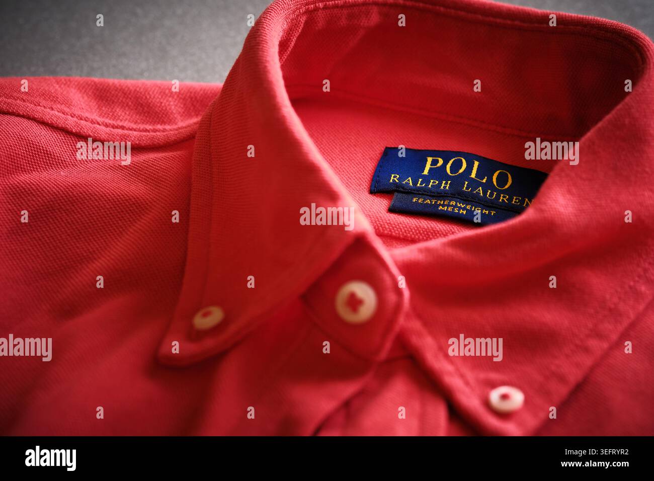 Rotes Polo Ralph Lauren Hemdkragen mit Knopfdetail Stockfoto