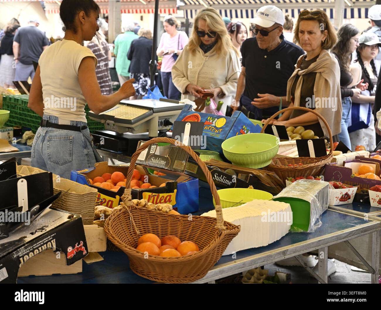 Käufer kaufen Obst und Gemüse am Marktstand in Nizza Frankreich Stockfoto