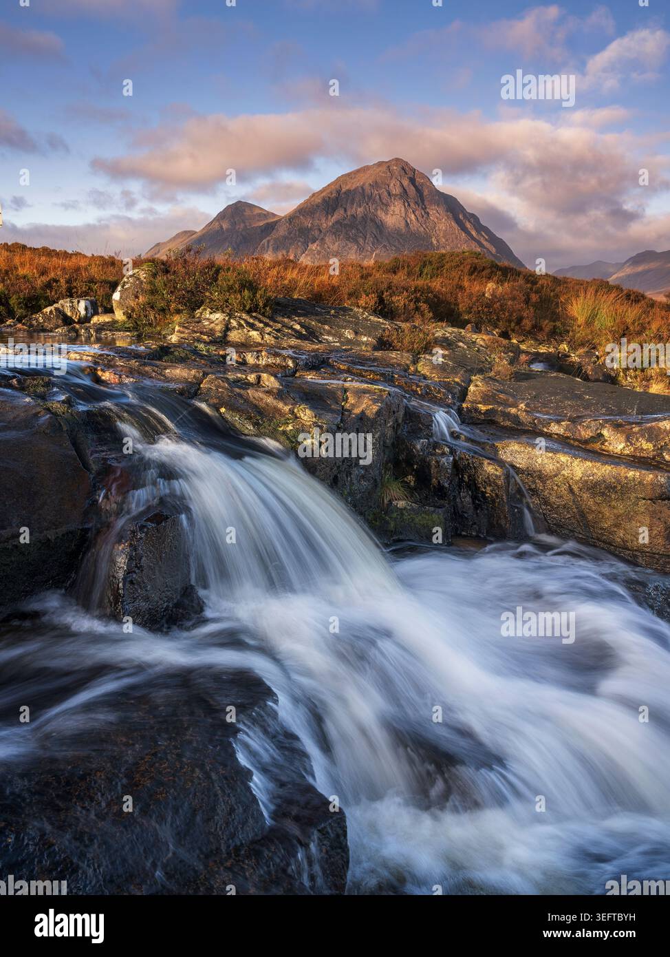 Kaskade auf dem Fluss Etive im Herbst mit der Buachaille Etive Mor im Hintergrund Stockfoto